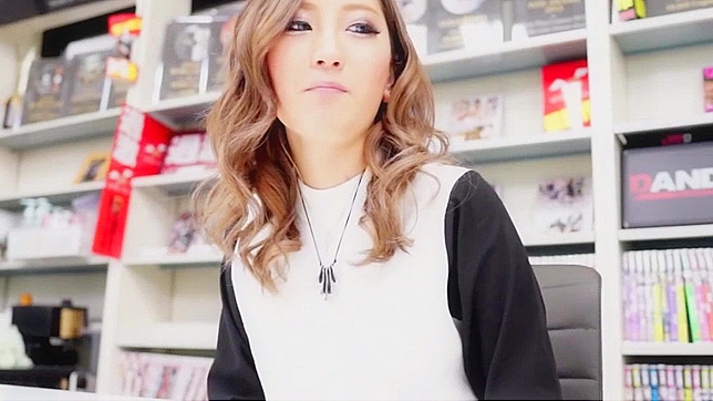 热门日本美女爱佳在JAV片段中的绝佳口交表演