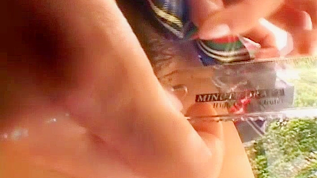 日本婊子蒂娜·由月的户外脱衣舞JAV影片