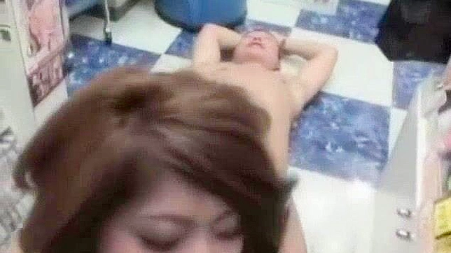 饥渴日本婊子日岛夏树在超赞的熟女JAV场景中