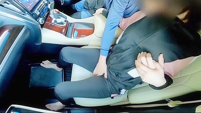 AV偶像Akira让热情妻子Naomi在车里和坏男孩出轨-SEX视频