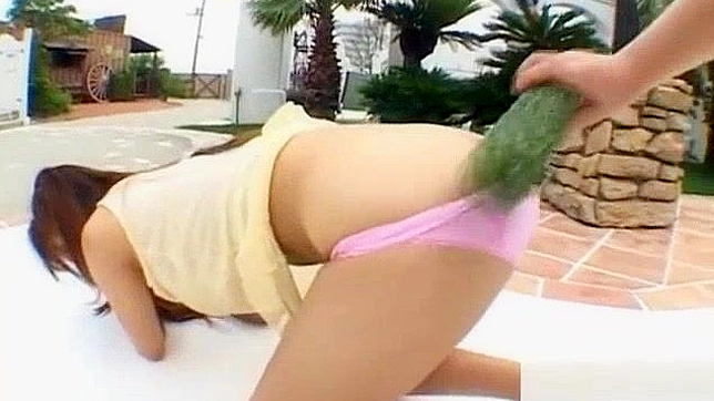 日剧女学生山口泉用蔬菜自慰的调皮视频