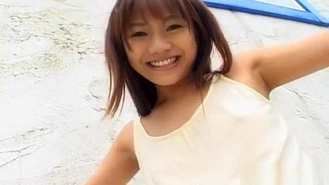 日剧女学生山口泉用蔬菜自慰的调皮视频