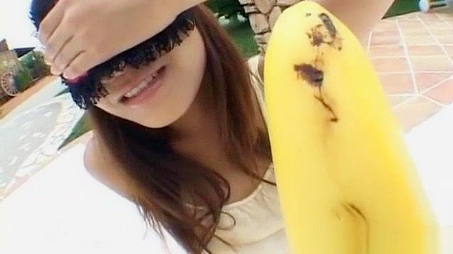 日剧女学生山口泉用蔬菜自慰的调皮视频