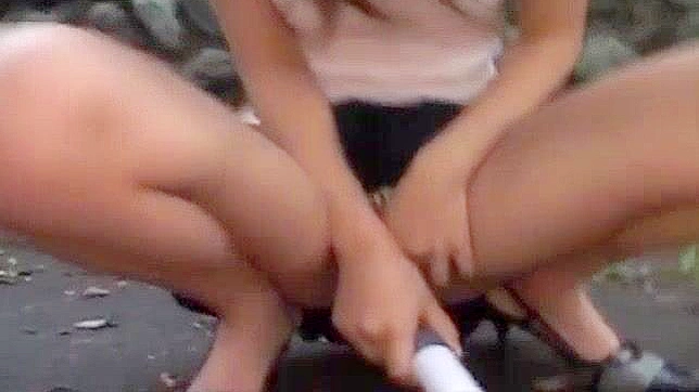 日本AV视频：Miyu Hoshino在路边用玩具自慰如玩偶般