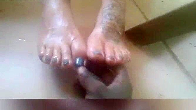 日本油脚诱惑速战足交~JAV情色视频