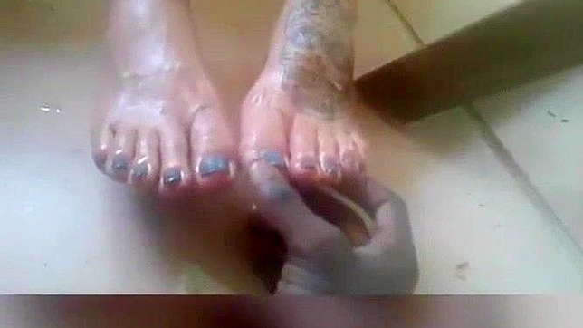 日本油脚诱惑速战足交~JAV情色视频