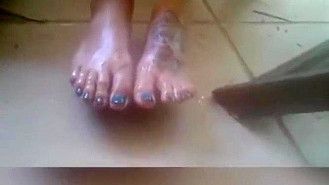 日本油脚诱惑速战足交~JAV情色视频