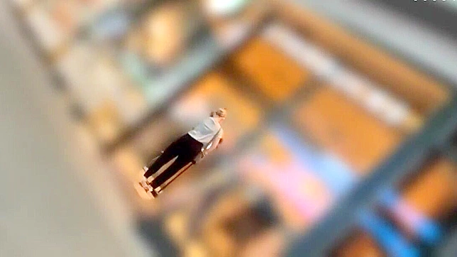 日本AV女孩展示可爱内裤—业余蹲姿挑逗