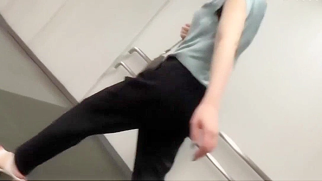 日本AV女孩展示可爱内裤—业余蹲姿挑逗