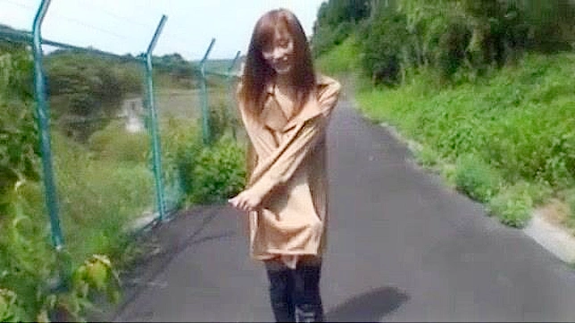 日式色情视频~可爱的日本女孩展示她湿润的私处