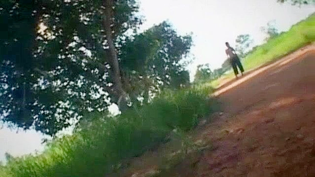 日本AV女星神谷里乃户外激情露台场景