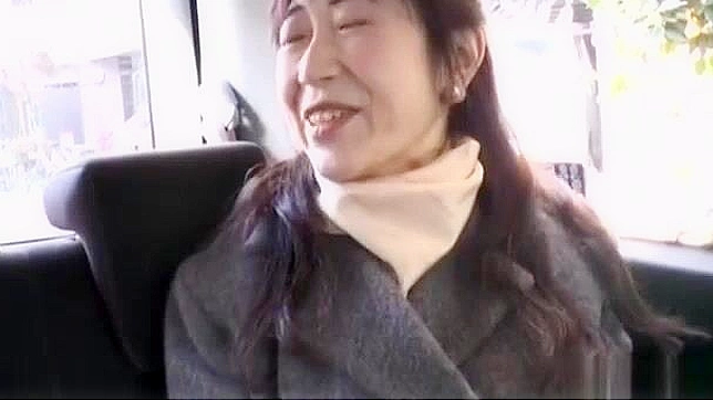 AV色情片：欲火难耐的女妖用振动棒自娱自乐