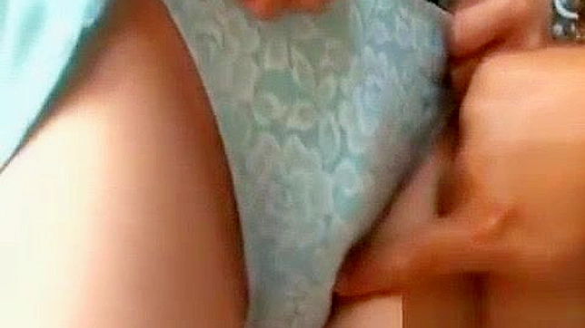 日本AV偶像丽莉·瑞德在海滩上被巨硬阳具深深征服