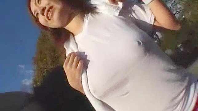 迷人的日本妹子在偷拍JAV场景中的自慰秀