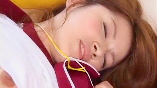 最佳小胸部JAV电影：狂野日本女孩Rina Koizumi的极致表现