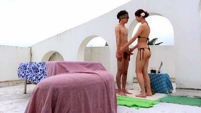 毛茸茸的日本熟女在浴室里变得情欲满满