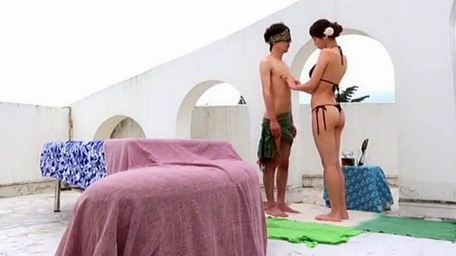 毛茸茸的日本熟女在浴室里变得情欲满满