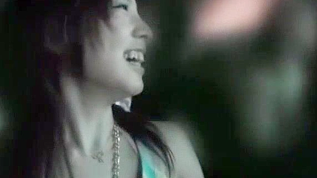 日本AV片段：异国风情模特狂热缠绵