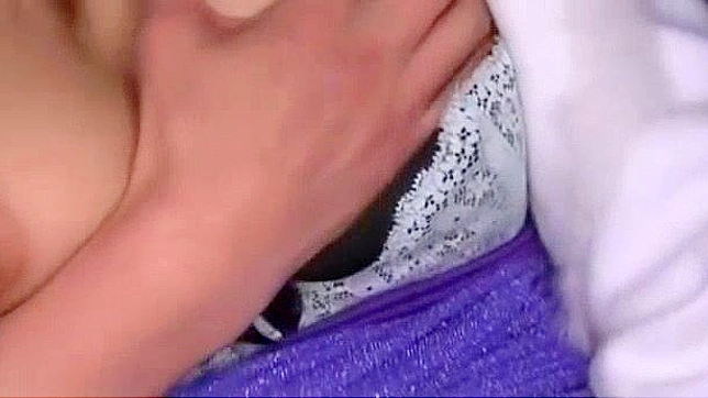 日本AV女星紫真珠户外自慰热辣场景