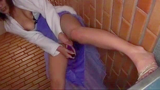 日本AV女星紫真珠户外自慰热辣场景