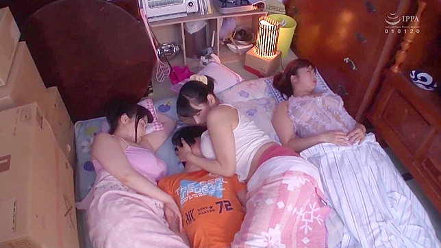 日本最辣的女大学生三人行超越幻想极限