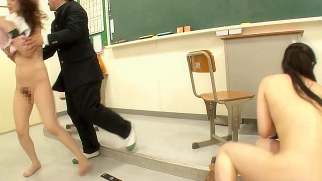 精液四溅！淘气的日本妈妈被儿子的朋友诱惑上床