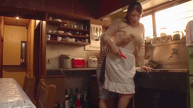 妈妈用湿润的私处诱惑儿子 – 日本禁忌幻想！