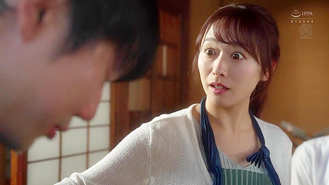 地铁诱惑：亚洲女神用绑住的脚羞辱陌生人