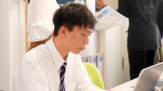 吸吮、狂操并吞精，与性感日本女妖双飞！