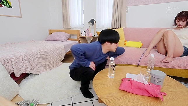 日本女巫吸室友阳具，粉嫩小穴被疯狂插入！