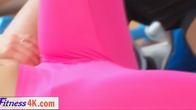 兔女郎宾妮和她壮硕的教练一起健身~性感锻炼疯狂升级！