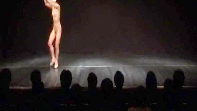 观看性感日本芭蕾舞者无遮掩上演天鹅湖