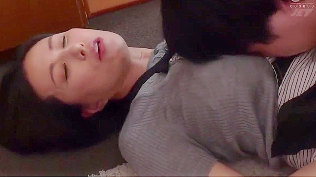 体验迷人巨乳继母为继女男友的雄伟阳具口交！