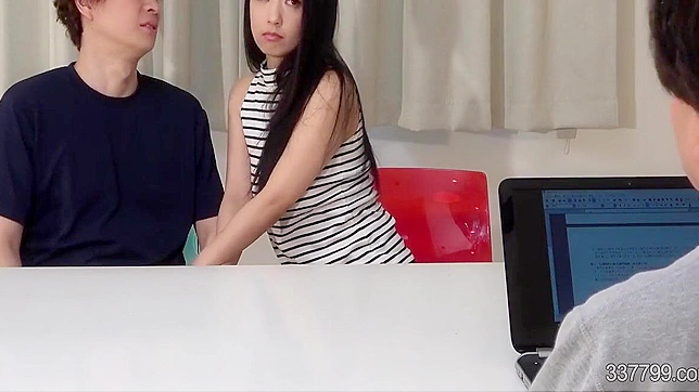 戴绿帽：性感妻子在丈夫面前的诱人啪啪秀