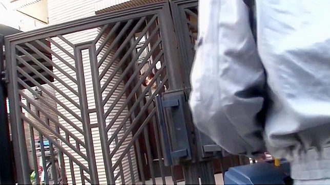 镜头捕捉到~巨乳妻子对水管工惊喜访问感到兴奋！