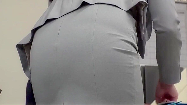 揭秘秘密～巨乳保险销售熟女与戴绿帽客户的办公室激情戏码