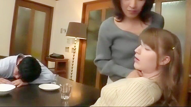 日系熟女继母在第一部中对年轻继女的强势控制