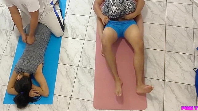 情侣按摩~ 客户要求我骑在他身上并在我丈夫旁边给他手淫服务。