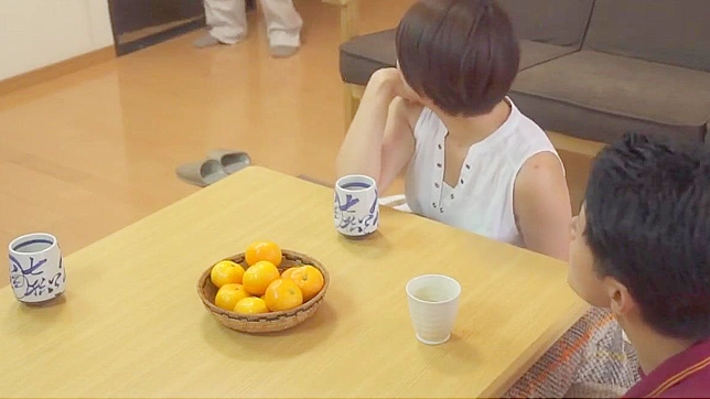 日本继母在被炉前接受口阴服务~独家视频！