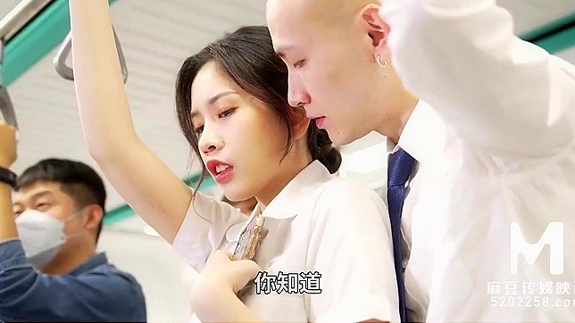 踏入亚洲色情世界，林燕迷人女白领在地铁上的狂欢