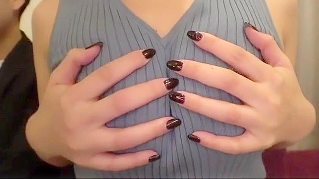 迷人的日本女巫拥有令人着魔的丰满大胸在性感成人视频中