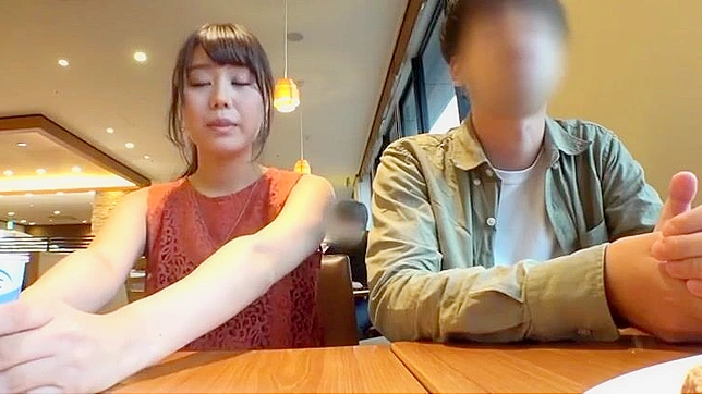 迷人的日本女巫拥有令人着魔的丰满大胸在性感成人视频中