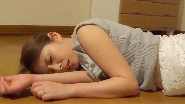 揭秘充满诱惑的戴绿帽世界！观看日式贤妻用迷人魅力迷住你吧！