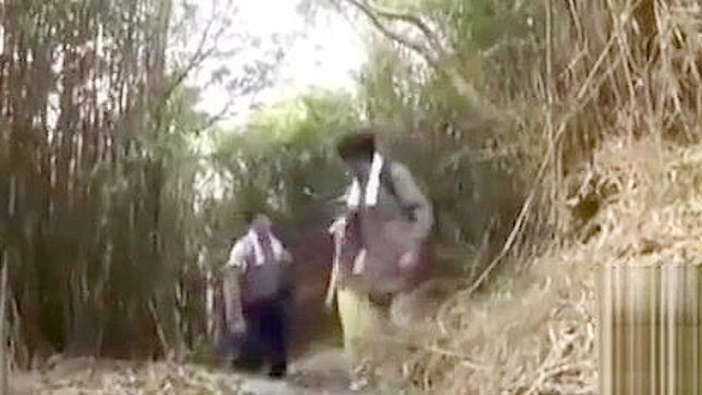 体验意外山间小憩，与性感少妇共度激情时光。