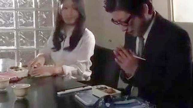 年轻妻子~在丈夫面前被戴绿帽并性奴役-完整视频已发布