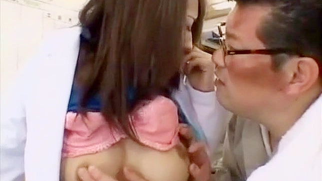 日本护士在Cuckhold JAV中~性感由美的狂野冒险曝光！
