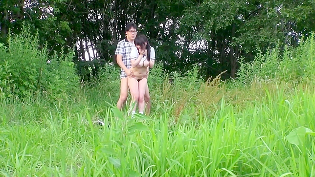 日本辣妹公园里遭肛交，脸上被射一脸精液！