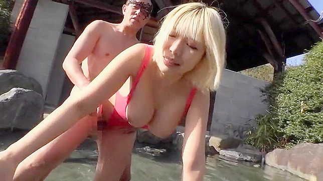 性感泰國奴隸在酒店房間綁架中的公開羞辱