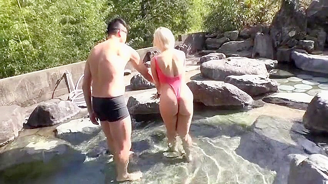 被羞辱的奴隶穿着日本校服绑起来尿在上面！