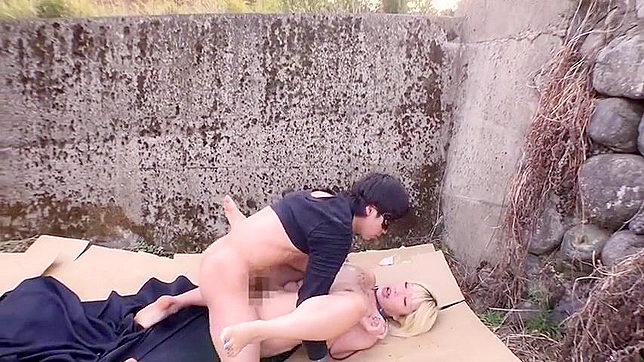 羞辱游戏：顺从的少女在公共场合被捆绑住